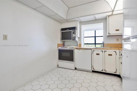 Condo in Hallandale Beach, Florida, 2 bedrooms  № 1947590 - photo 10