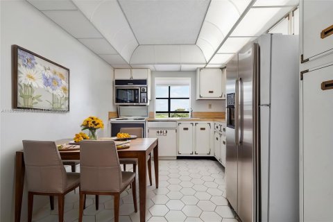 Condo in Hallandale Beach, Florida, 2 bedrooms  № 1947590 - photo 24