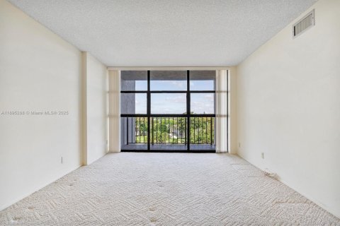 Condo in Hallandale Beach, Florida, 2 bedrooms  № 1947590 - photo 16