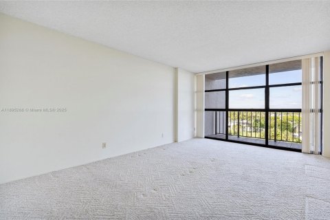 Condo in Hallandale Beach, Florida, 2 bedrooms  № 1947590 - photo 15