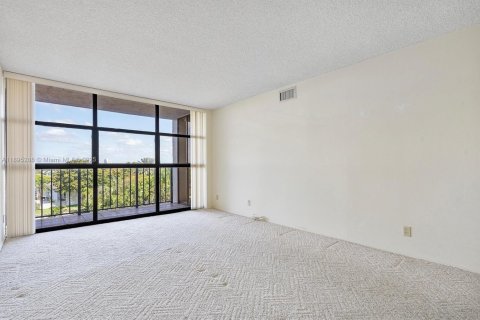 Condo in Hallandale Beach, Florida, 2 bedrooms  № 1947590 - photo 17