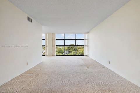 Condo in Hallandale Beach, Florida, 2 bedrooms  № 1947590 - photo 28