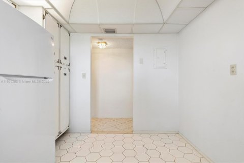 Condo in Hallandale Beach, Florida, 2 bedrooms  № 1947590 - photo 13