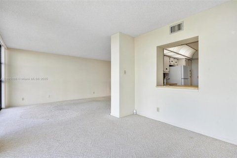 Condo in Hallandale Beach, Florida, 2 bedrooms  № 1947590 - photo 5
