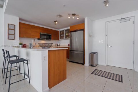 Condominio en Miami, Florida, 1 dormitorio  № 2060027