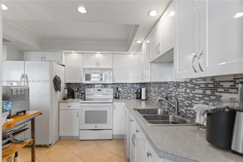 Condominio en venta en Hollywood, Florida, 1 dormitorio, 78.97 m2 № 1922122 - foto 2