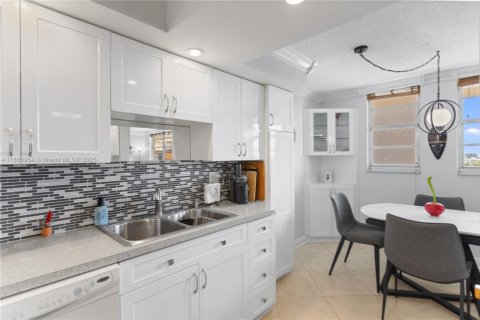 Condominio en venta en Hollywood, Florida, 1 dormitorio, 78.97 m2 № 1922122 - foto 3