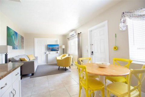 Propiedad comercial en venta en Treasure Island, Florida, 4 dormitorios, 157.93 m2 № 2151389 - foto 17