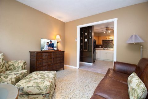 Propiedad comercial en venta en Treasure Island, Florida, 4 dormitorios, 157.93 m2 № 2151389 - foto 30