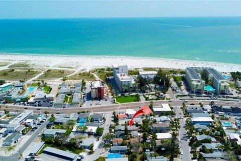 Commercial property in Treasure Island, Florida 4 bedrooms, 157.93 sq.m. № 2151389
