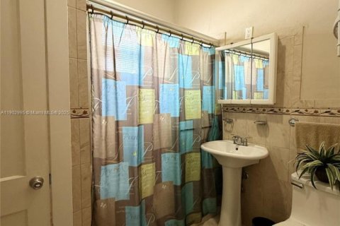 Casa en venta en Miami, Florida, 6 dormitorios, 241.08 m2 № 1955504 - foto 19