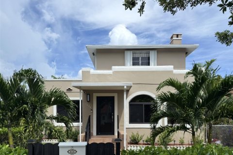 Купить виллу или дом в Майами, Флорида 6 спален, 241.08м2, № 1955504 - фото 1