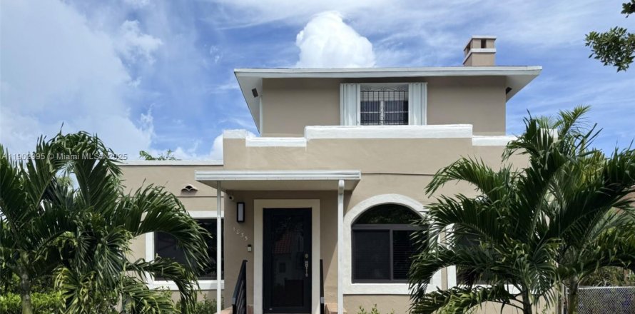 Дом в Майами, Флорида 6 спален, 241.08м2 № 1955504