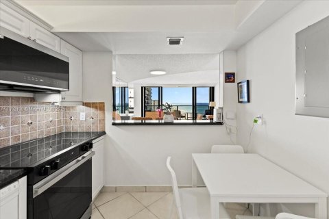 Condo in Hollywood, Florida, 1 bedroom  № 1953733 - photo 6