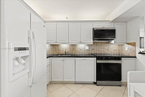 Condo in Hollywood, Florida, 1 bedroom  № 1953733 - photo 4