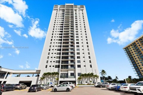 Condo in Hollywood, Florida, 1 bedroom  № 1953733 - photo 1