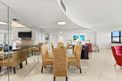 Condo in Hollywood, Florida, 1 bedroom  № 1953733 - photo 9