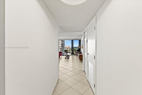 Condo in Hollywood, Florida, 1 bedroom  № 1953733 - photo 3