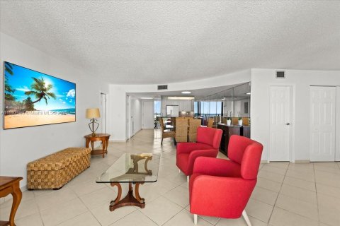 Condo in Hollywood, Florida, 1 bedroom  № 1953733 - photo 11