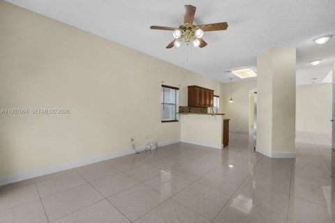 Casa en venta en Pembroke Pines, Florida, 4 dormitorios, 192.77 m2 № 2055775 - foto 11