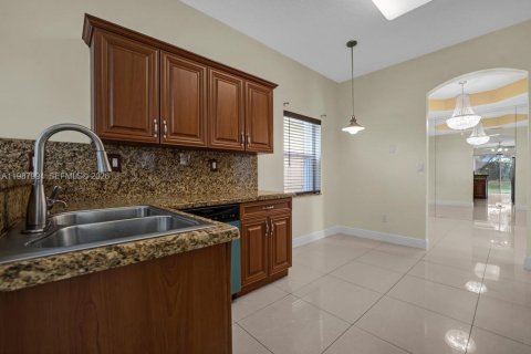 Casa en venta en Pembroke Pines, Florida, 4 dormitorios, 192.77 m2 № 2055775 - foto 10