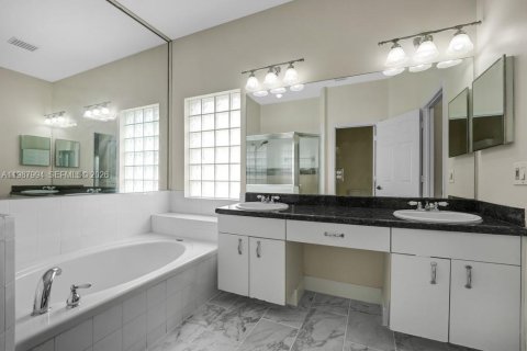 Casa en venta en Pembroke Pines, Florida, 4 dormitorios, 192.77 m2 № 2055775 - foto 17