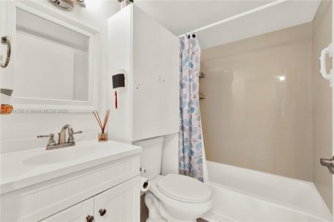 Condo in Miami, Florida, 2 bedrooms  № 1878592 - photo 16