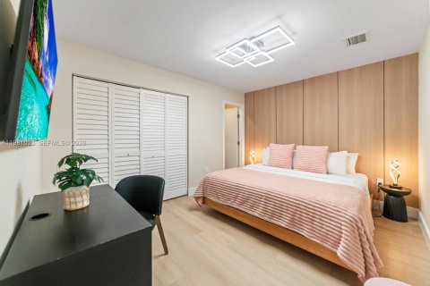 Casa en venta en Miami, Florida, 5 dormitorios, 199.28 m2 № 2172365 - foto 7