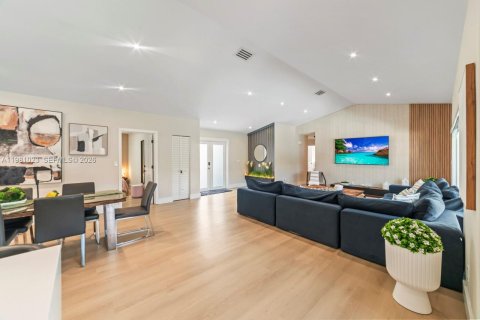 Casa en venta en Miami, Florida, 5 dormitorios, 199.28 m2 № 2172365 - foto 3