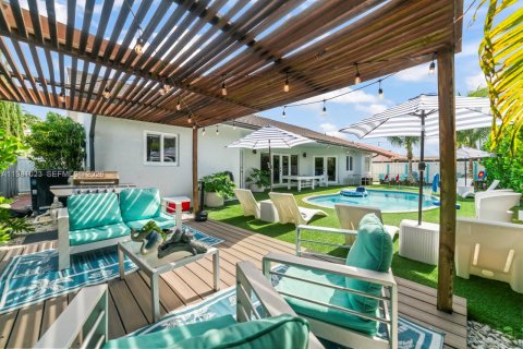 Casa en venta en Miami, Florida, 5 dormitorios, 199.28 m2 № 2172365 - foto 19