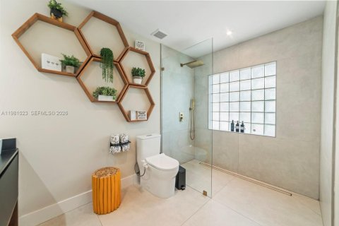 Casa en venta en Miami, Florida, 5 dormitorios, 199.28 m2 № 2172365 - foto 17