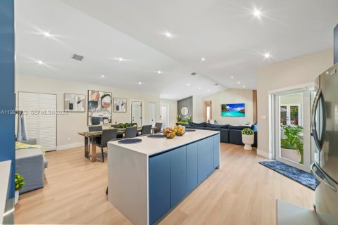 Casa en venta en Miami, Florida, 5 dormitorios, 199.28 m2 № 2172365 - foto 2
