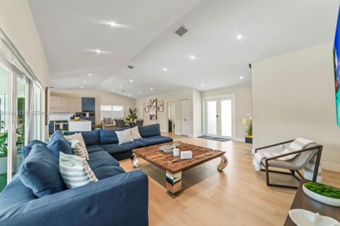 Casa en venta en Miami, Florida, 5 dormitorios, 199.28 m2 № 2172365 - foto 6