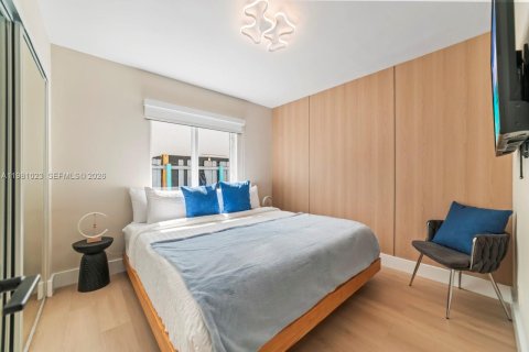 Casa en venta en Miami, Florida, 5 dormitorios, 199.28 m2 № 2172365 - foto 12