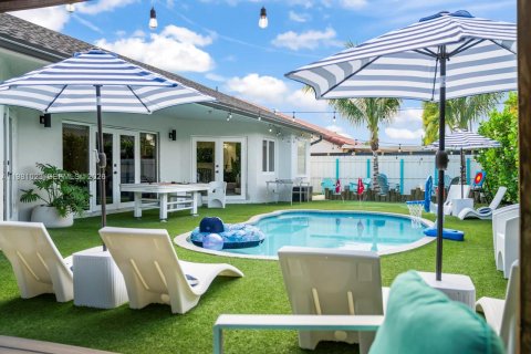 Casa en Miami, Florida 5 dormitorios, 199.28 m2 № 2172365