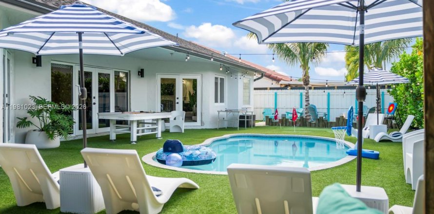 Casa en Miami, Florida 5 dormitorios, 199.28 m2 № 2172365