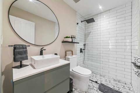 Casa en venta en Miami, Florida, 5 dormitorios, 199.28 m2 № 2172365 - foto 10
