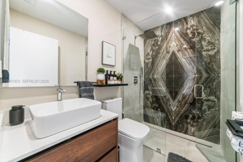 Casa en venta en Miami, Florida, 5 dormitorios, 199.28 m2 № 2172365 - foto 8