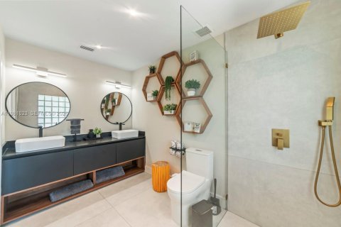 Casa en venta en Miami, Florida, 5 dormitorios, 199.28 m2 № 2172365 - foto 18