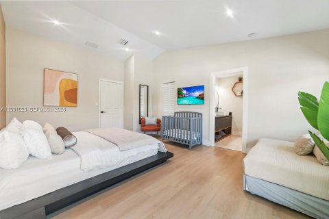 Casa en venta en Miami, Florida, 5 dormitorios, 199.28 m2 № 2172365 - foto 16