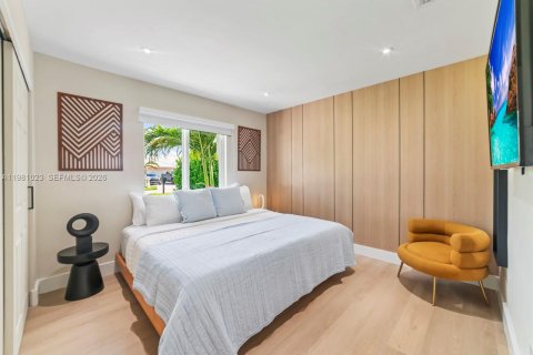 Casa en venta en Miami, Florida, 5 dormitorios, 199.28 m2 № 2172365 - foto 13
