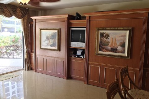 Condo in Hollywood, Florida  № 1960049 - photo 4