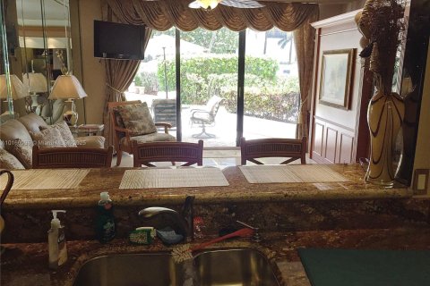 Condo in Hollywood, Florida  № 1960049 - photo 3