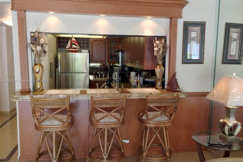 Condo in Hollywood, Florida  № 1960049 - photo 2