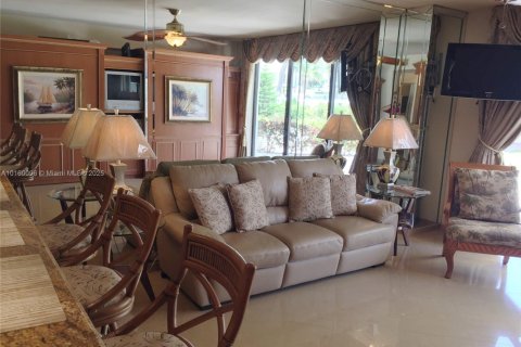 Condo in Hollywood, Florida  № 1960049 - photo 5