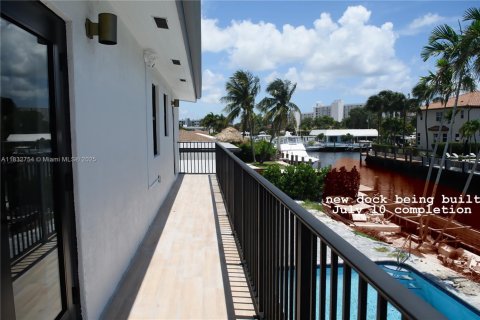 House in Pompano Beach, Florida 4 bedrooms, 224.08 sq.m. № 2012830 - photo 17