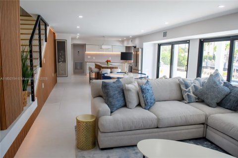 House in Pompano Beach, Florida 4 bedrooms, 224.08 sq.m. № 2012830 - photo 5