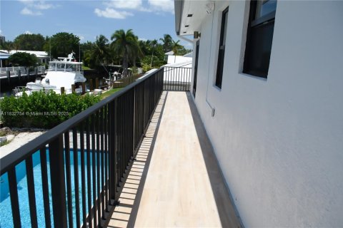 House in Pompano Beach, Florida 4 bedrooms, 224.08 sq.m. № 2012830 - photo 16