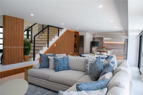 House in Pompano Beach, Florida 4 bedrooms, 224.08 sq.m. № 2012830 - photo 7