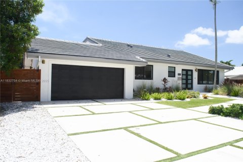 House in Pompano Beach, Florida 4 bedrooms, 224.08 sq.m. № 2012830 - photo 21